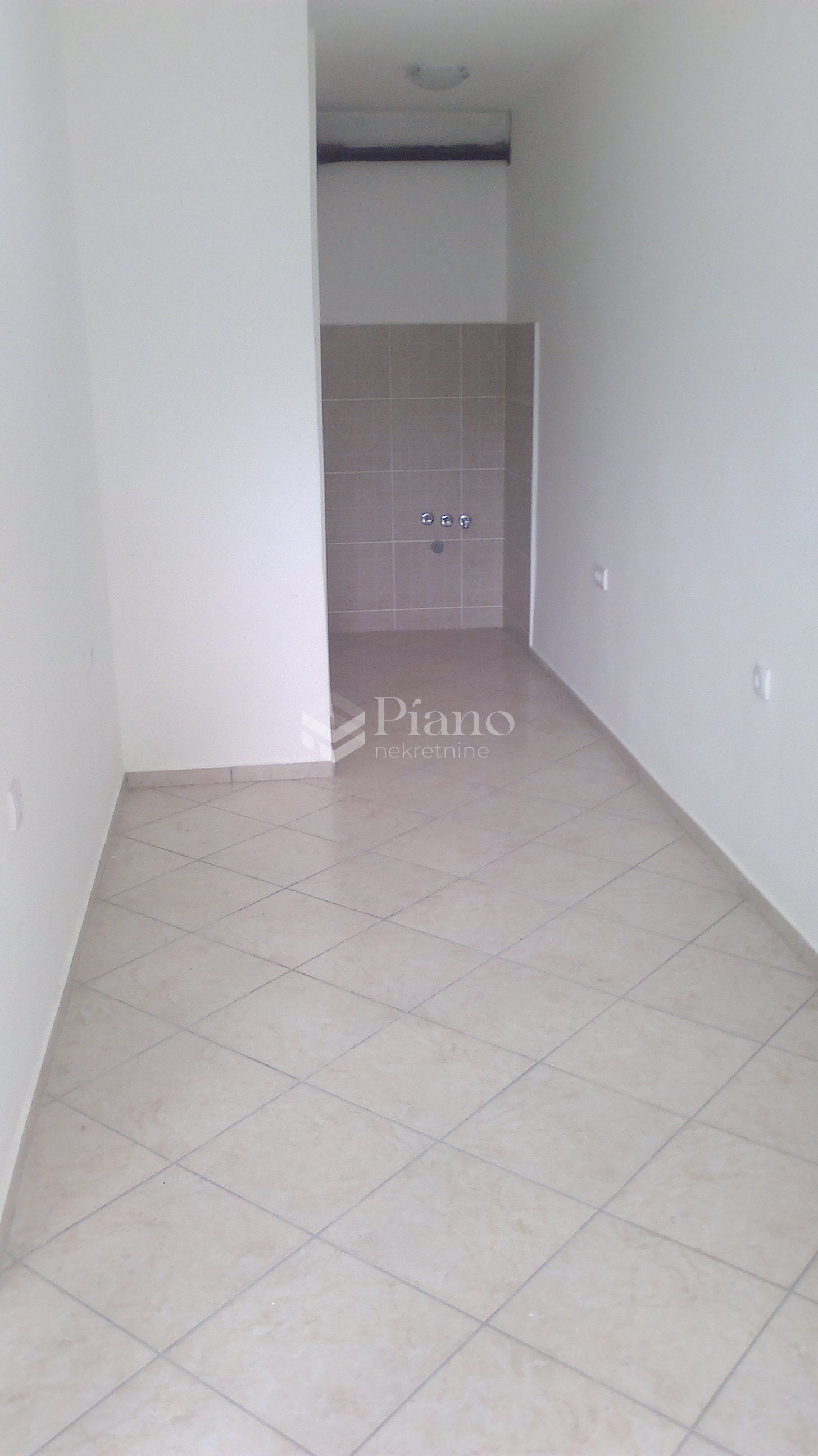 Nenamješten jednosoban stan u Momišićima