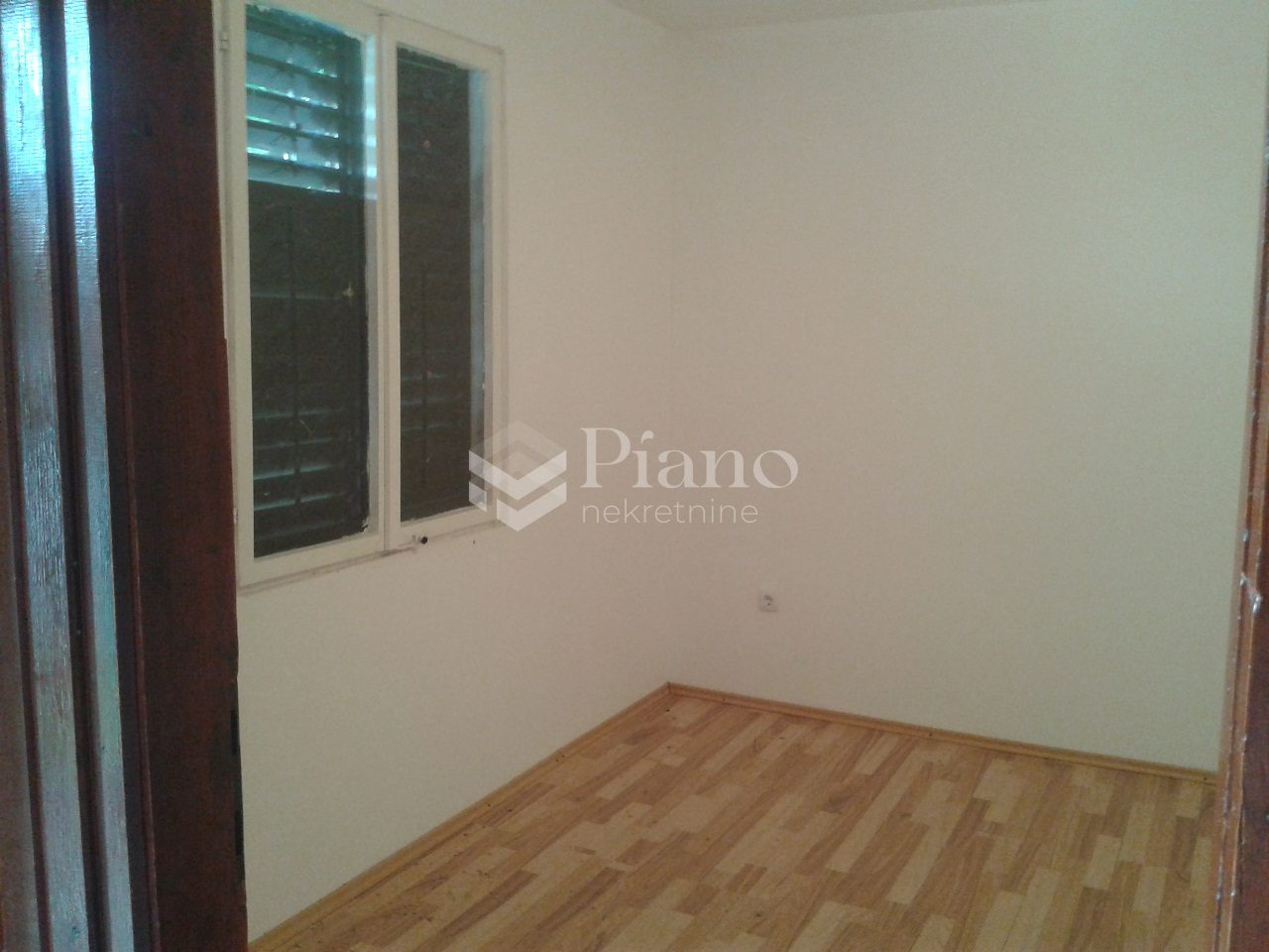 Dvosoban polunamješten stan u Maslinama