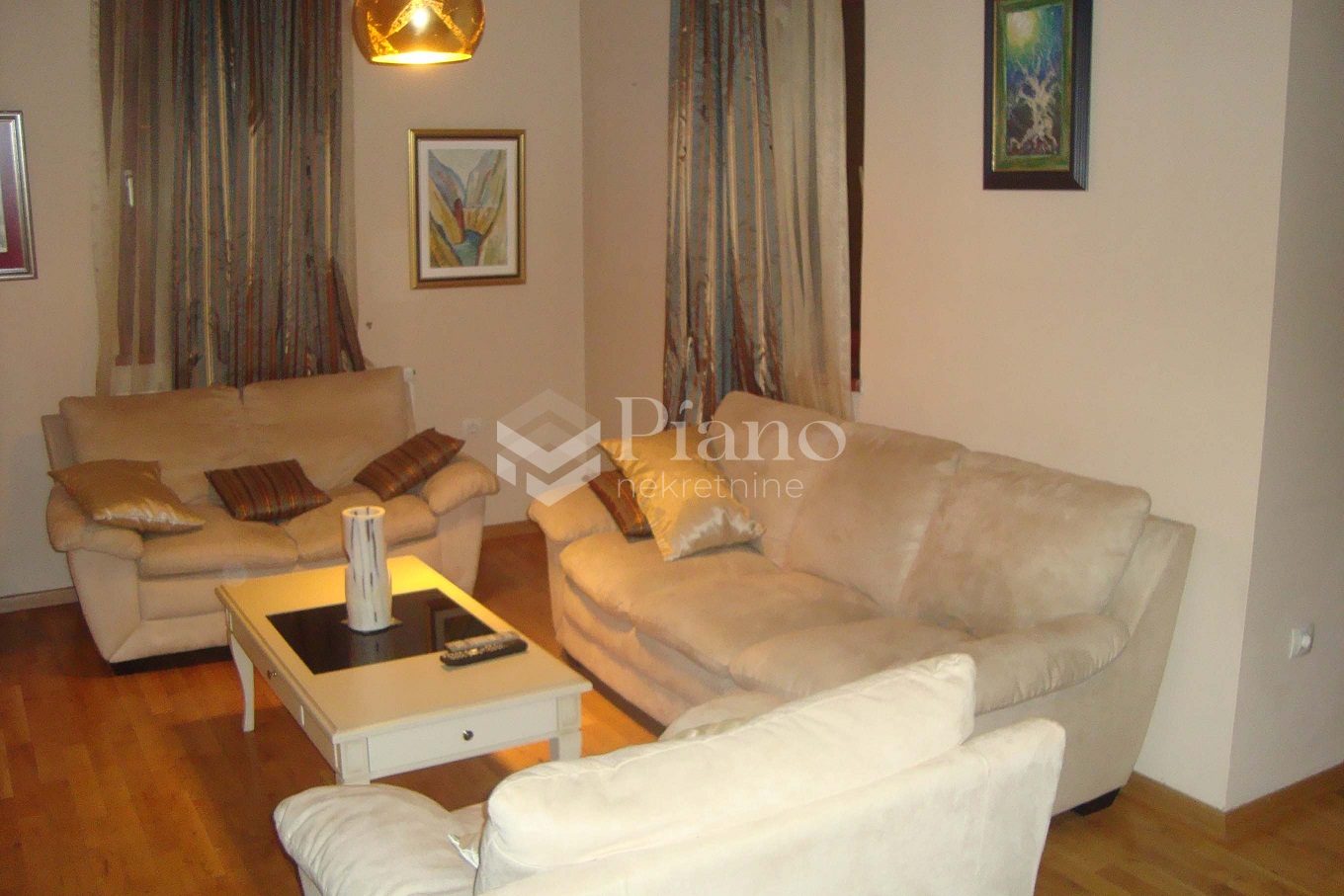 Dvosoban luksuzno namješten stan u centru