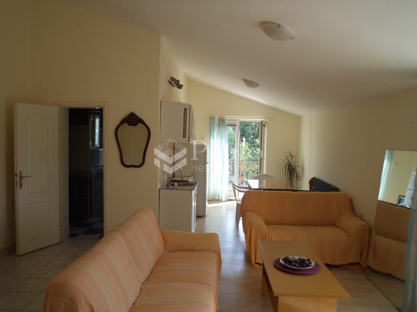 Jednosoban namješten stan, Zagorič