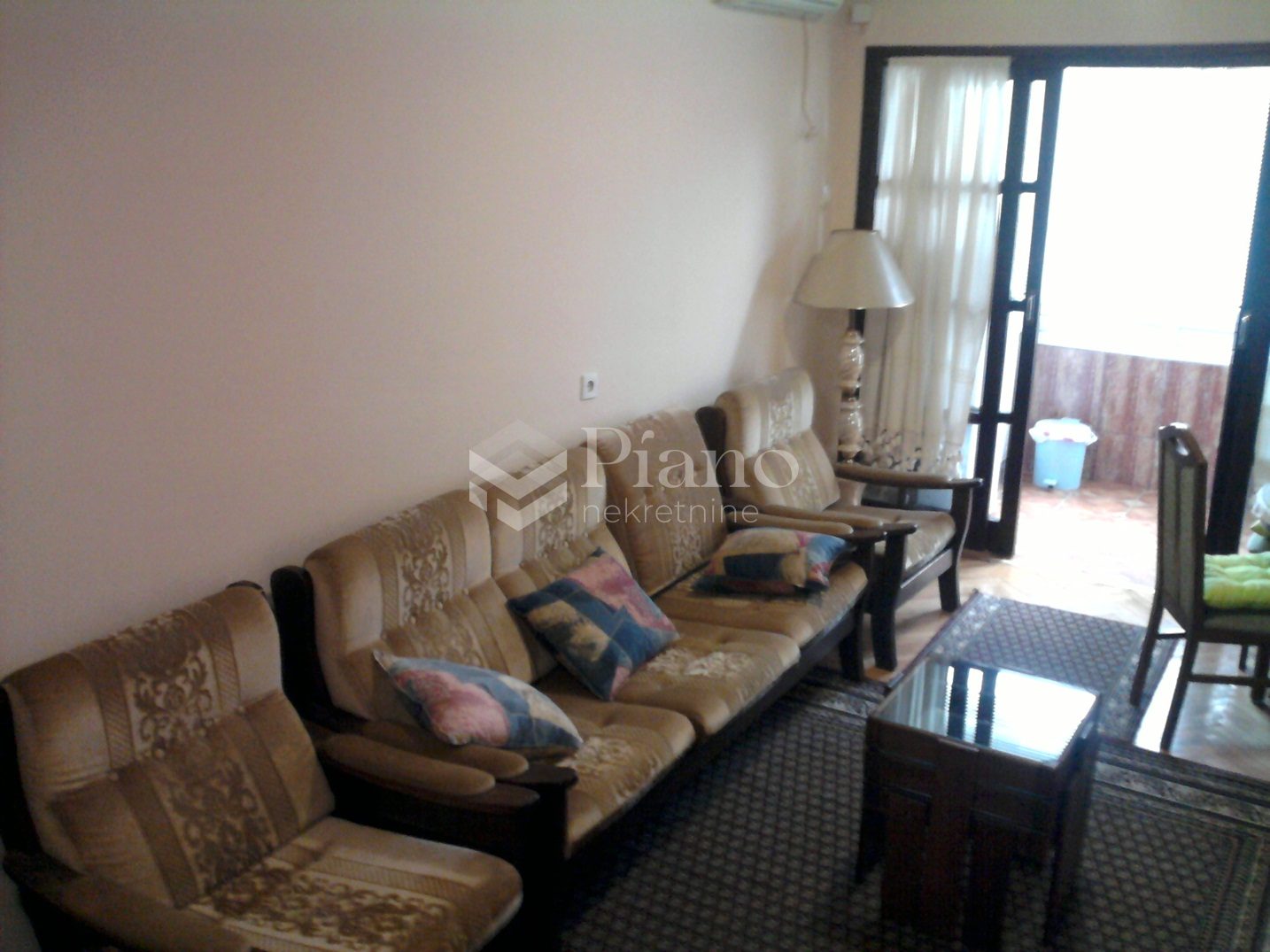 Dvosoban namješten stan Preko Morače