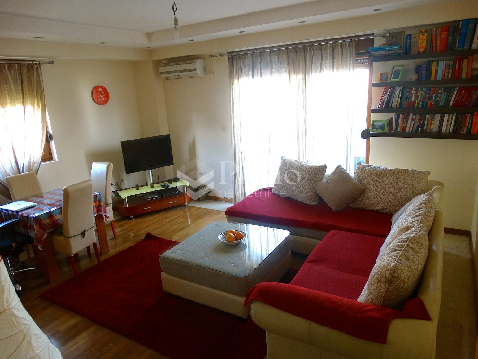 Dvosoban namješten stan, Momišići