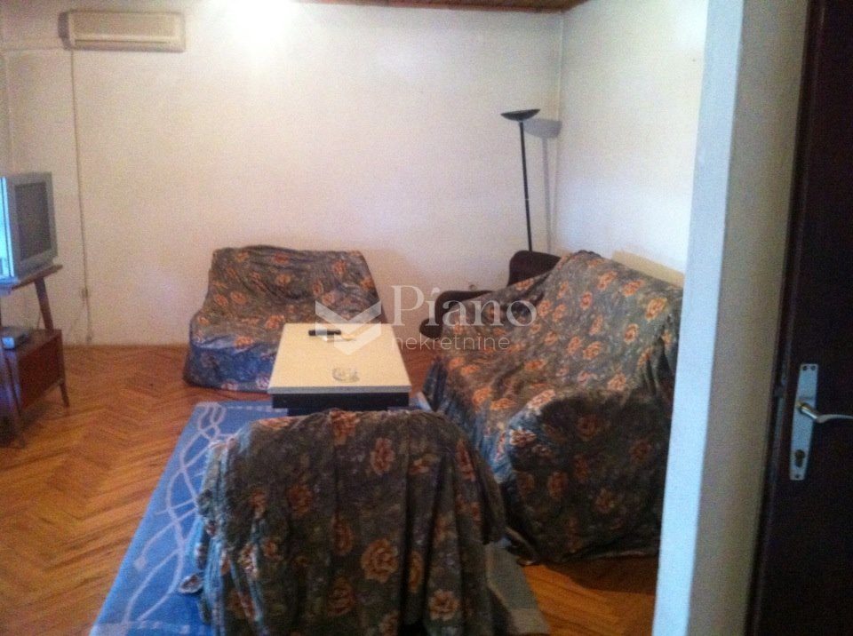 Trosoban namješten stan u Dalmatinskoj ulici