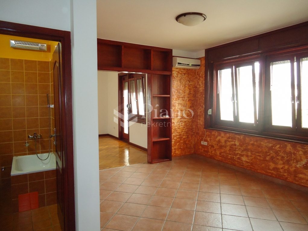 Jednosoban nenamješten stan, Centar