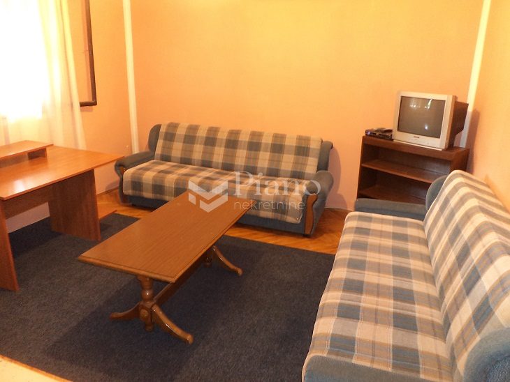 Namještena garsonjera u Tološkoj šumi