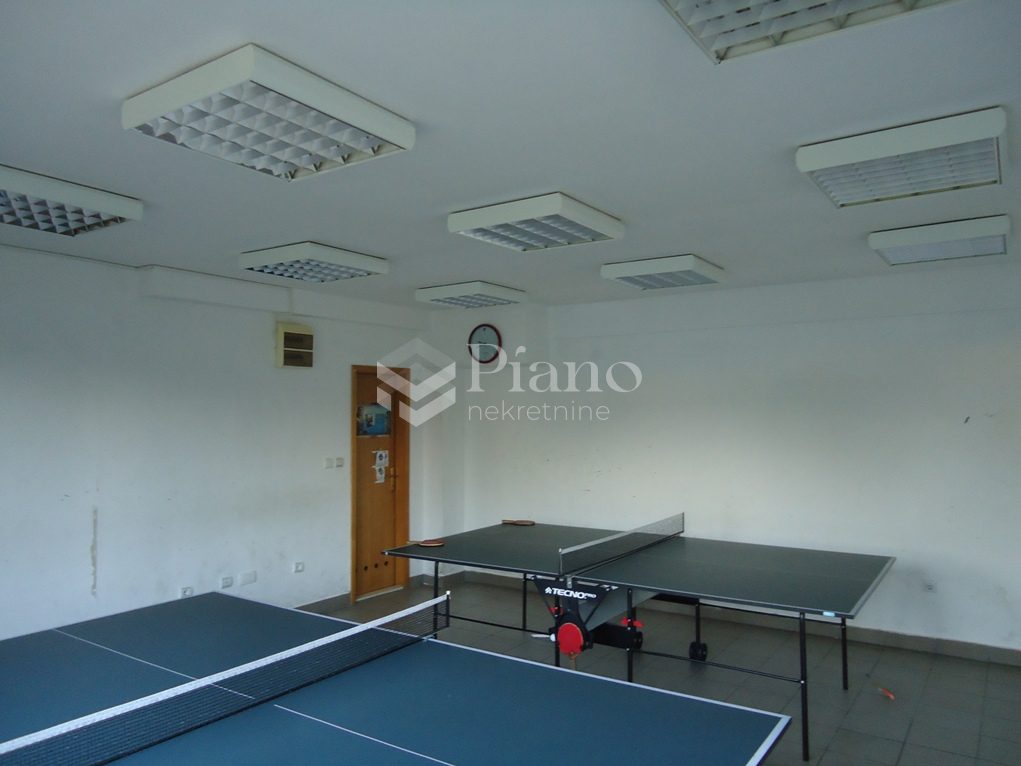 Poslovni prostor preko puta 5 solitera