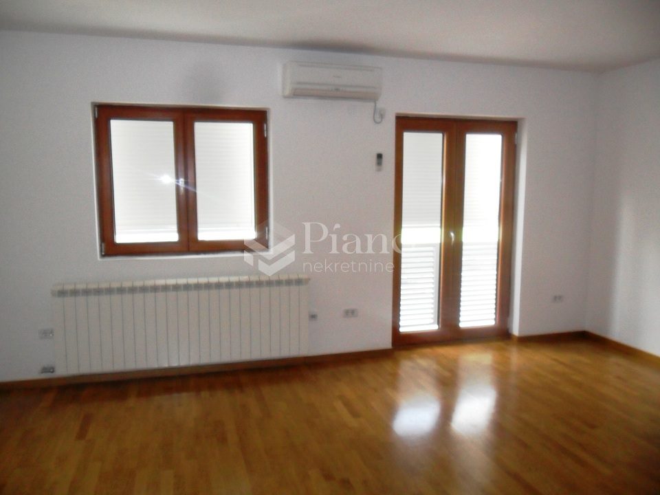 Nenamještena garsonjera, Tološka šuma