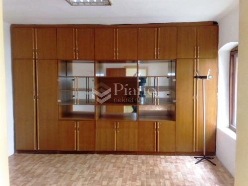 Nenamještena kuća u centru