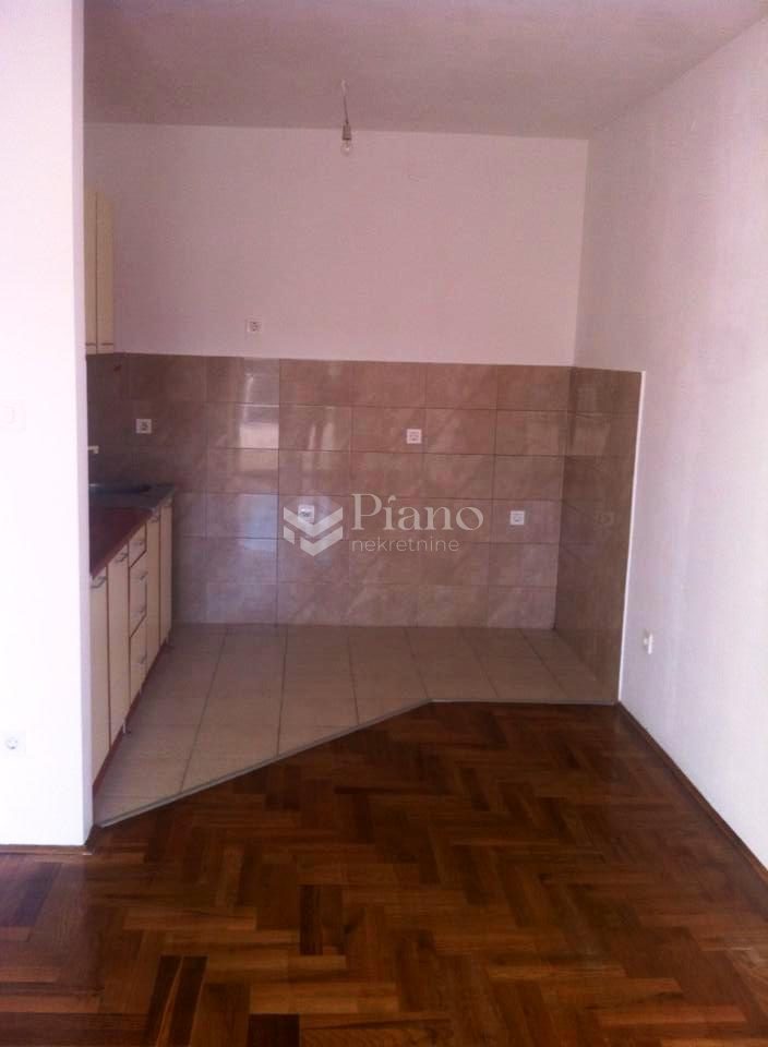 Dvosoban nenamješten stan na Zabjelu