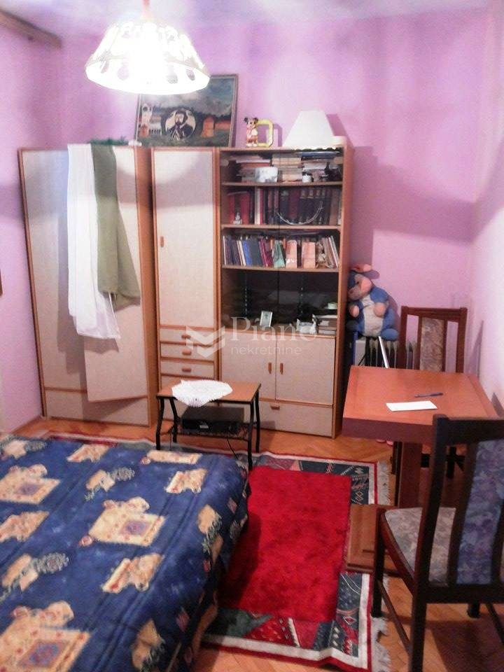 Namještena soba u kući, Tološi