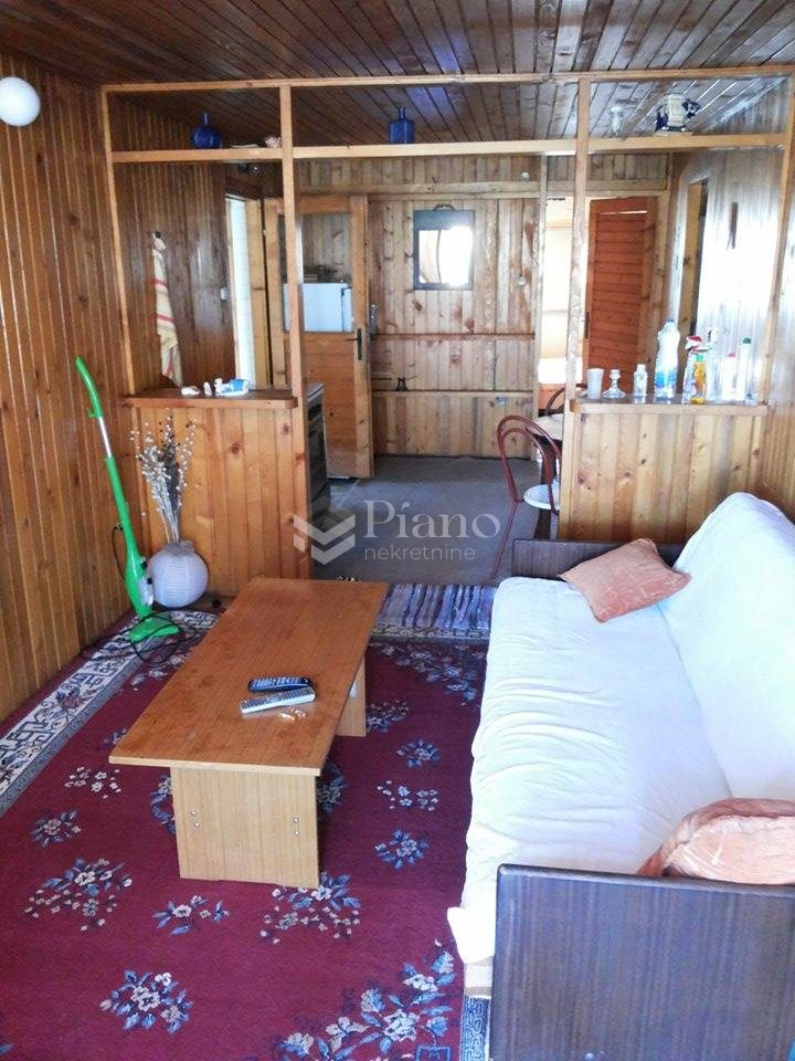 Jednosoban namješten stan u kući, Tološi