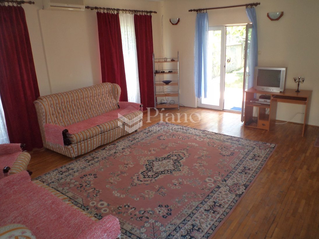 Namještena kuća, Dahna