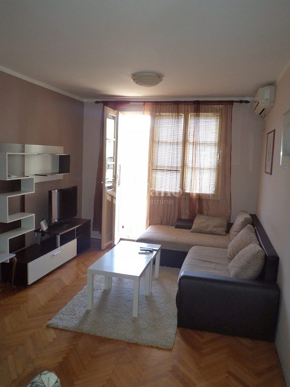 Jednosoban namješten stan,  Preko Morače