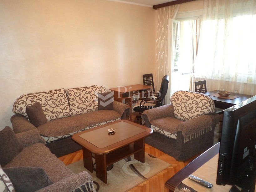 Dvosoban namješten stan Preko Morače