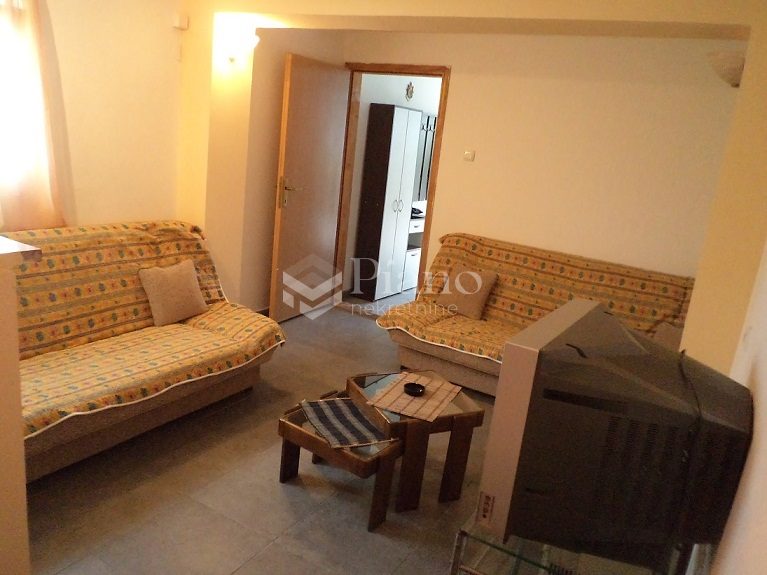 Namještena garsonjera, Momišići