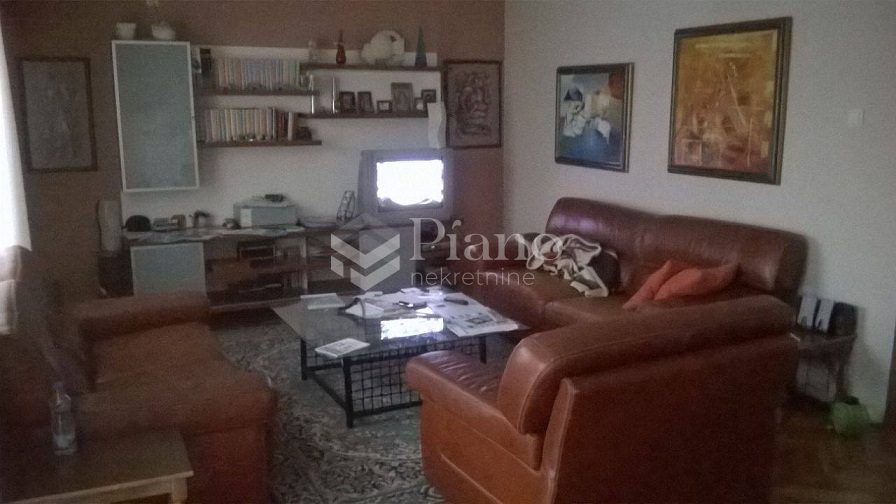 Namještena kuća, Tološi