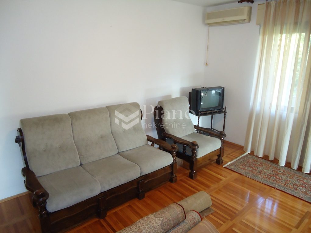 Dvosoban namješten stan, Tološi