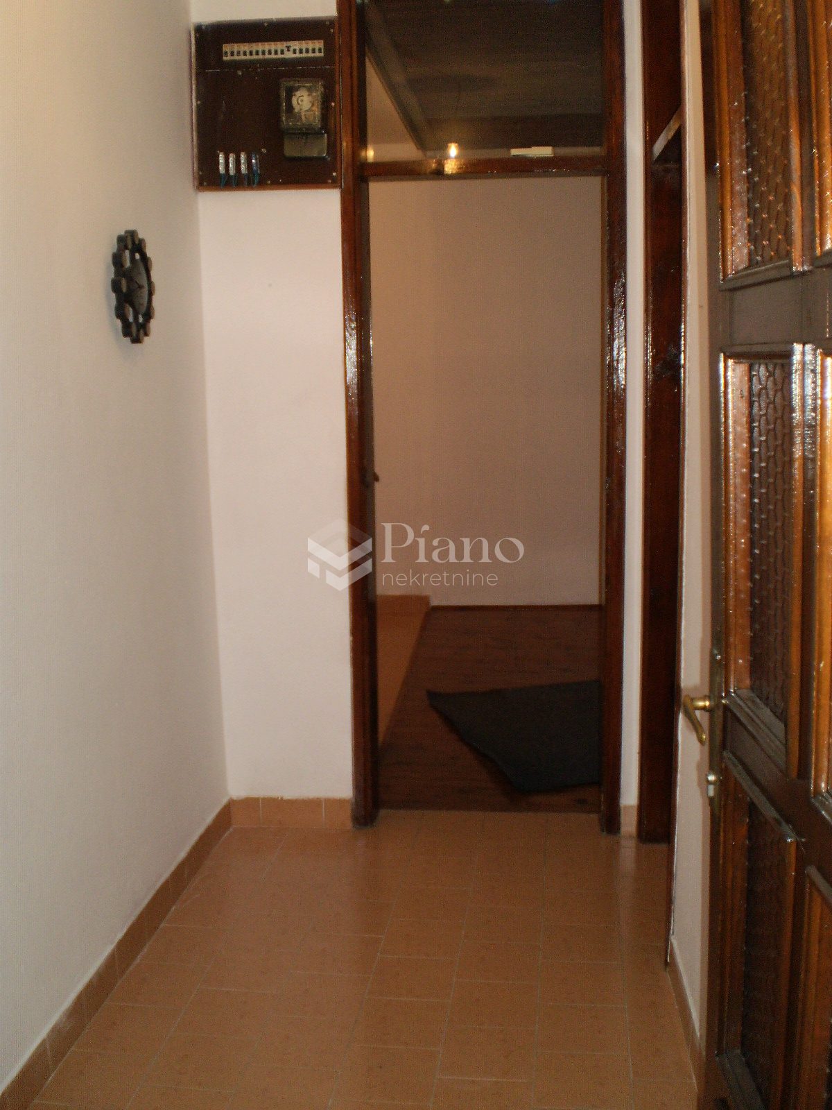 Jednosoban nenamješten stan u kući , blizu Delte 