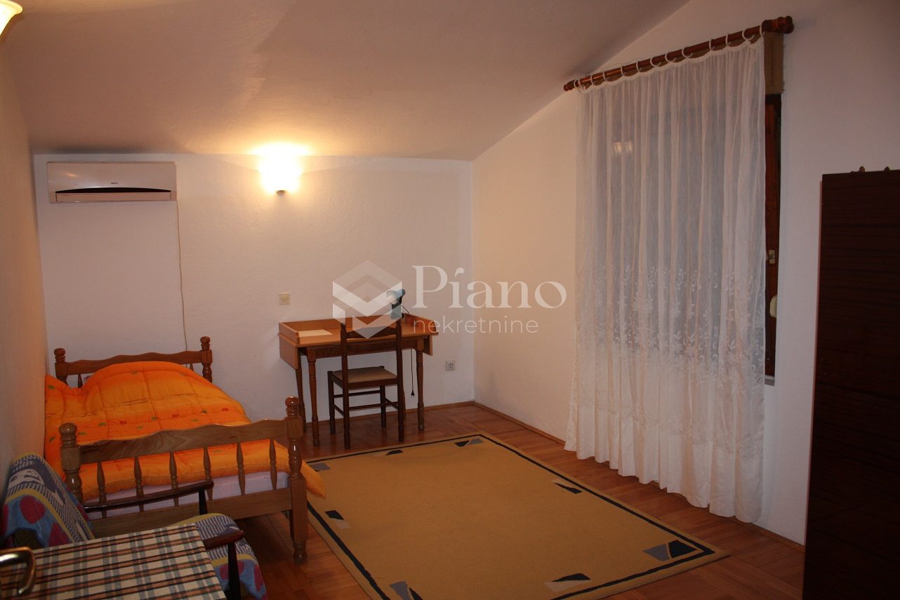 Namještena soba, Momišići