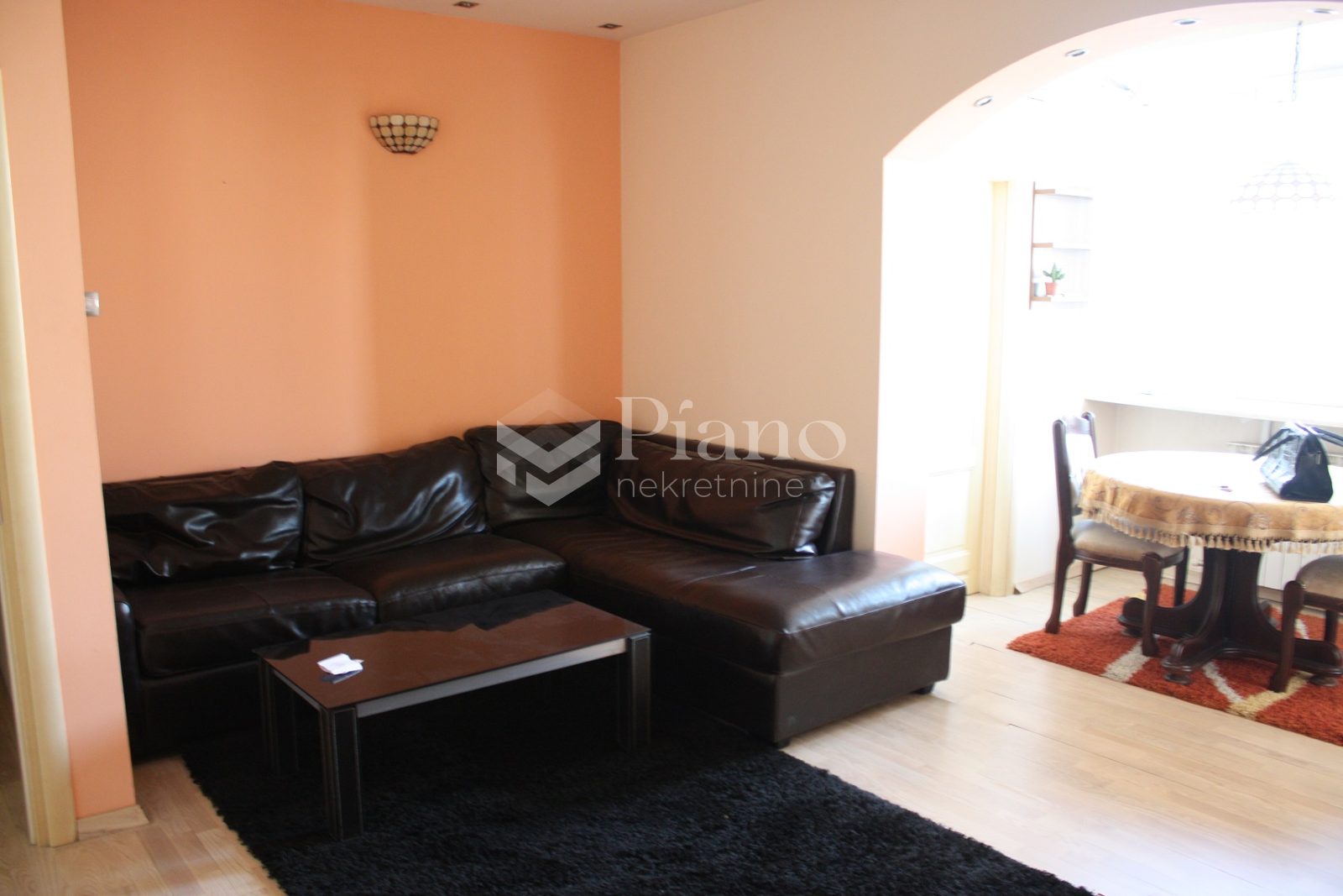 Dvosoban polunamješten stan u centru 