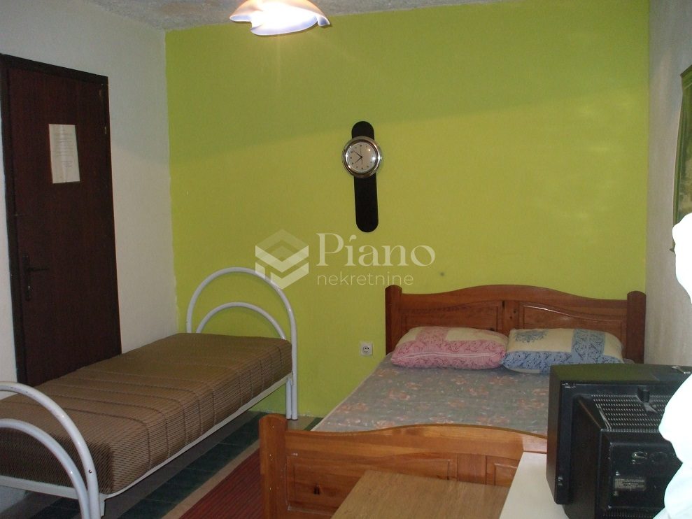 Namještena dvokrevetna soba, Šušanj