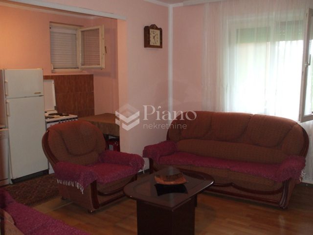 Jednosoban namješten stan, Bjeliši