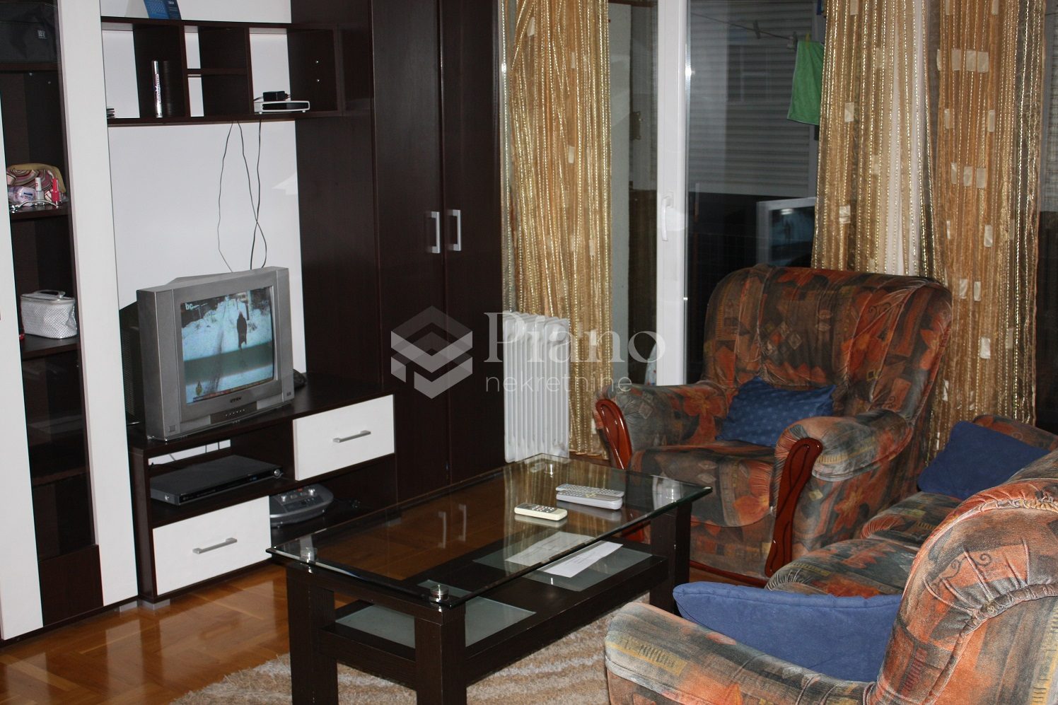 Jednosoban namješten stan, Delta