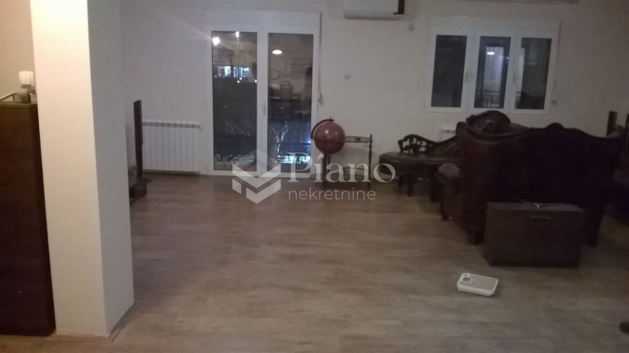 Namješteni duplex na Srarom aerodromu