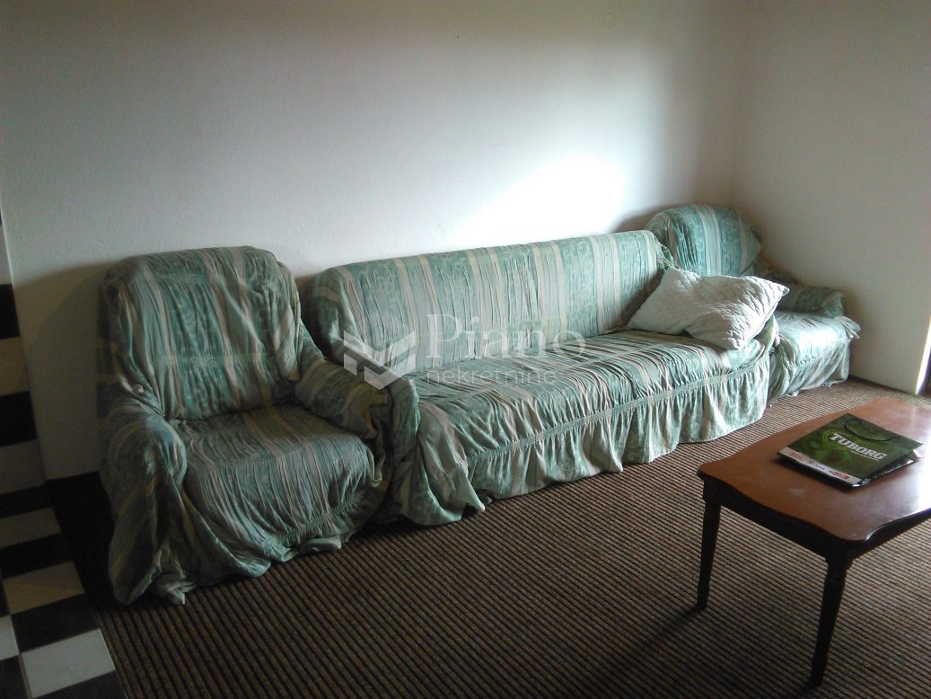 Jednosoban namješten stan,Tološi