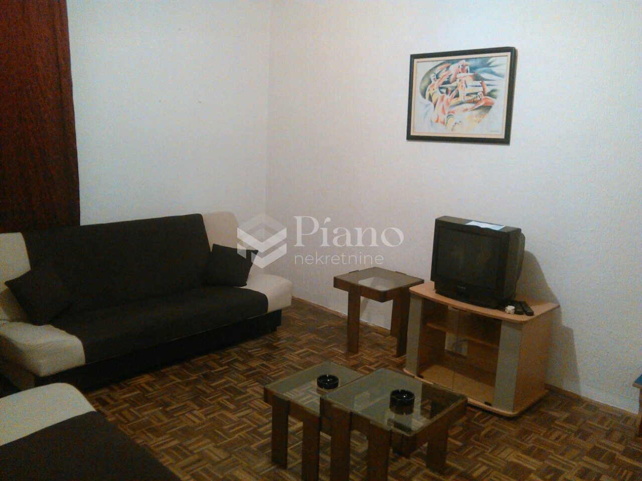 Dvosoban namješten stan, Momišići