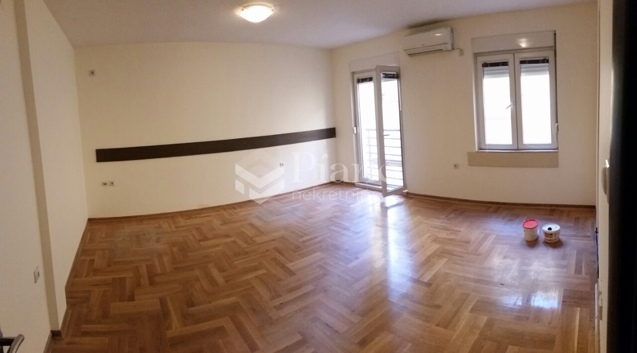 Jednosoban nenamješten stan, Drač