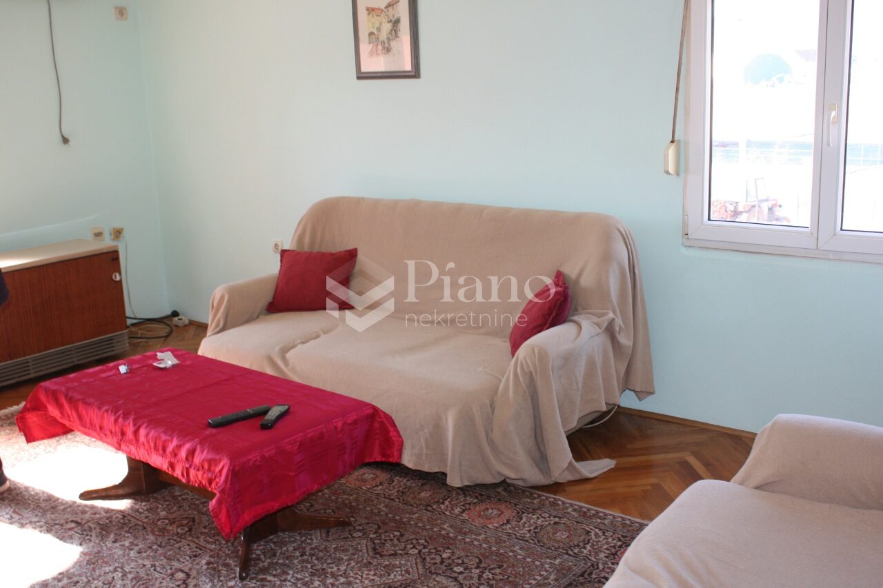 Trosoban namješten stan, Tološi