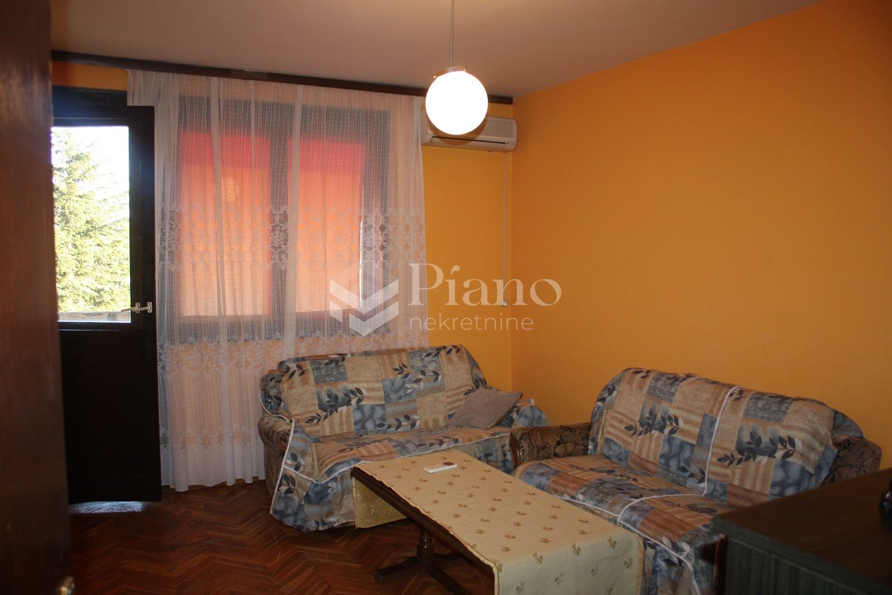 Namještena garsonjera, Tuški put