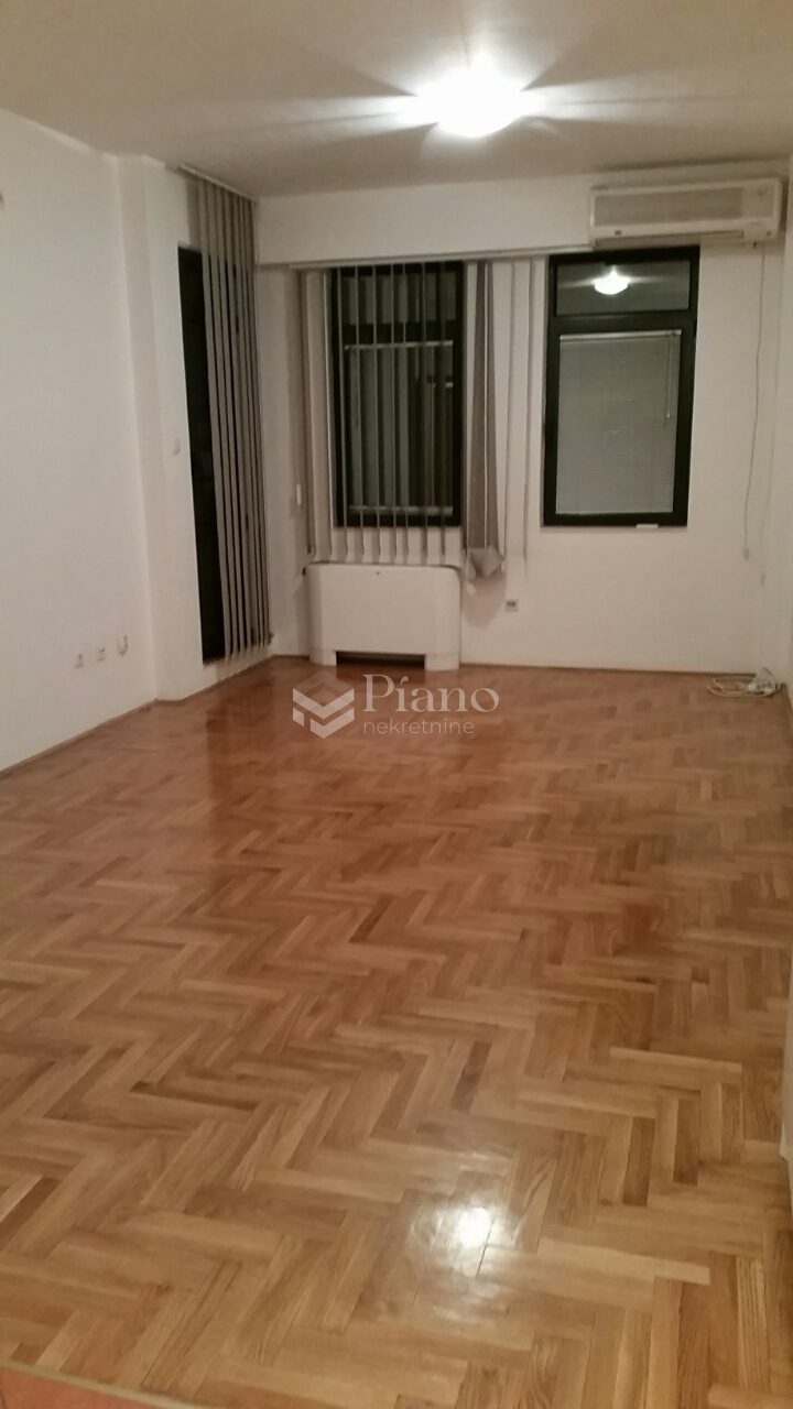 Trosoban nenamješten stan u centru grada