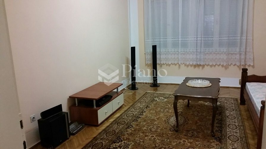 Trosoban polunamješten stan u centru 