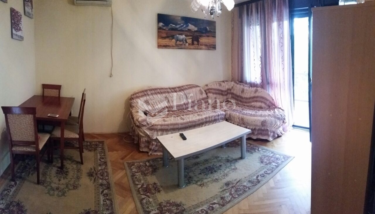 Jednosoban namješten stan, Momišići