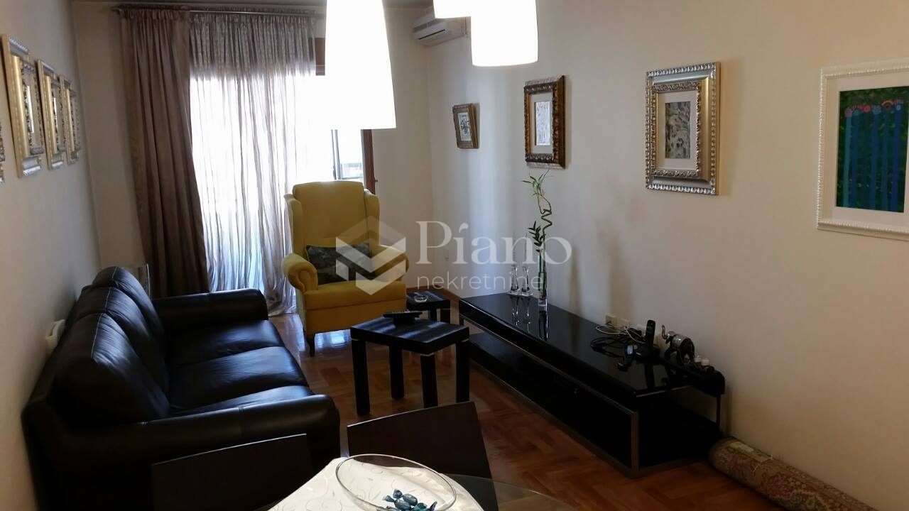 Jednosoban namješten stran u zgradi Maxim