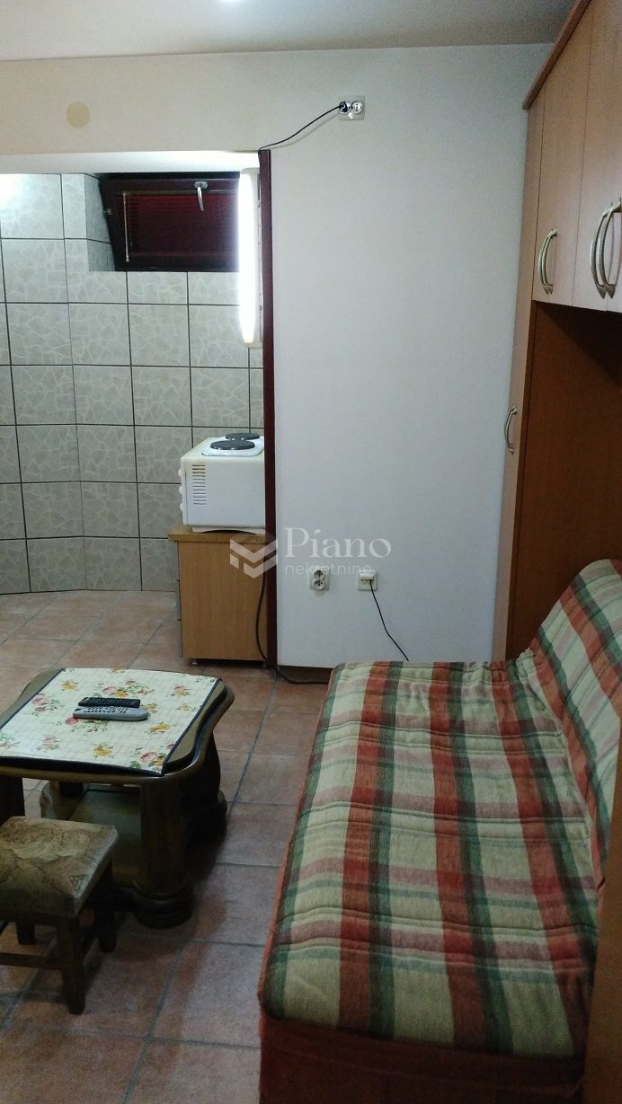 Namještena garsonjera, Centar