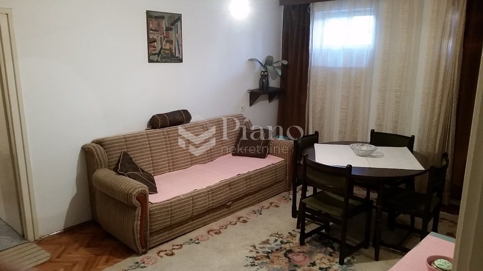 Jednosoban namješten stan, Pravni fakultet