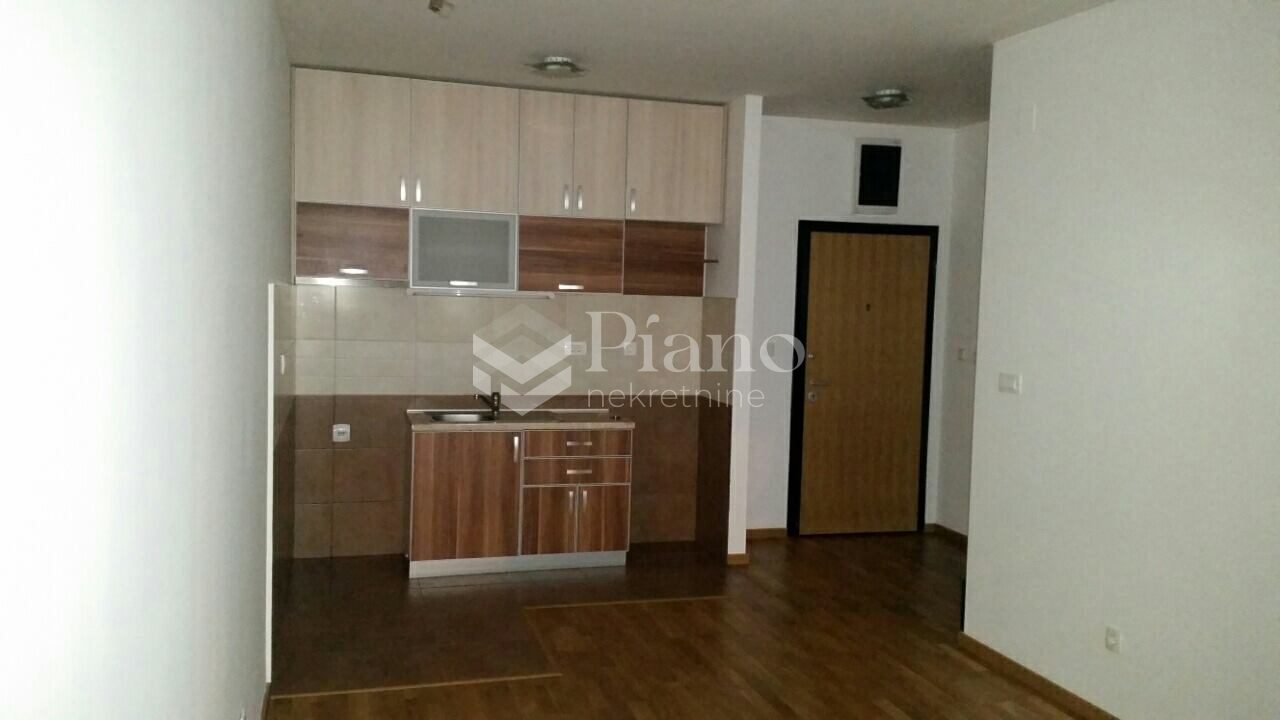 Jednosoban nenamješten stan u zgradi Fidije