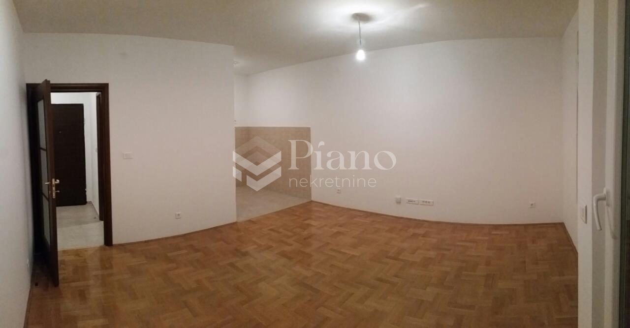 Dvosoban nenamješten stan na Tuškom putu