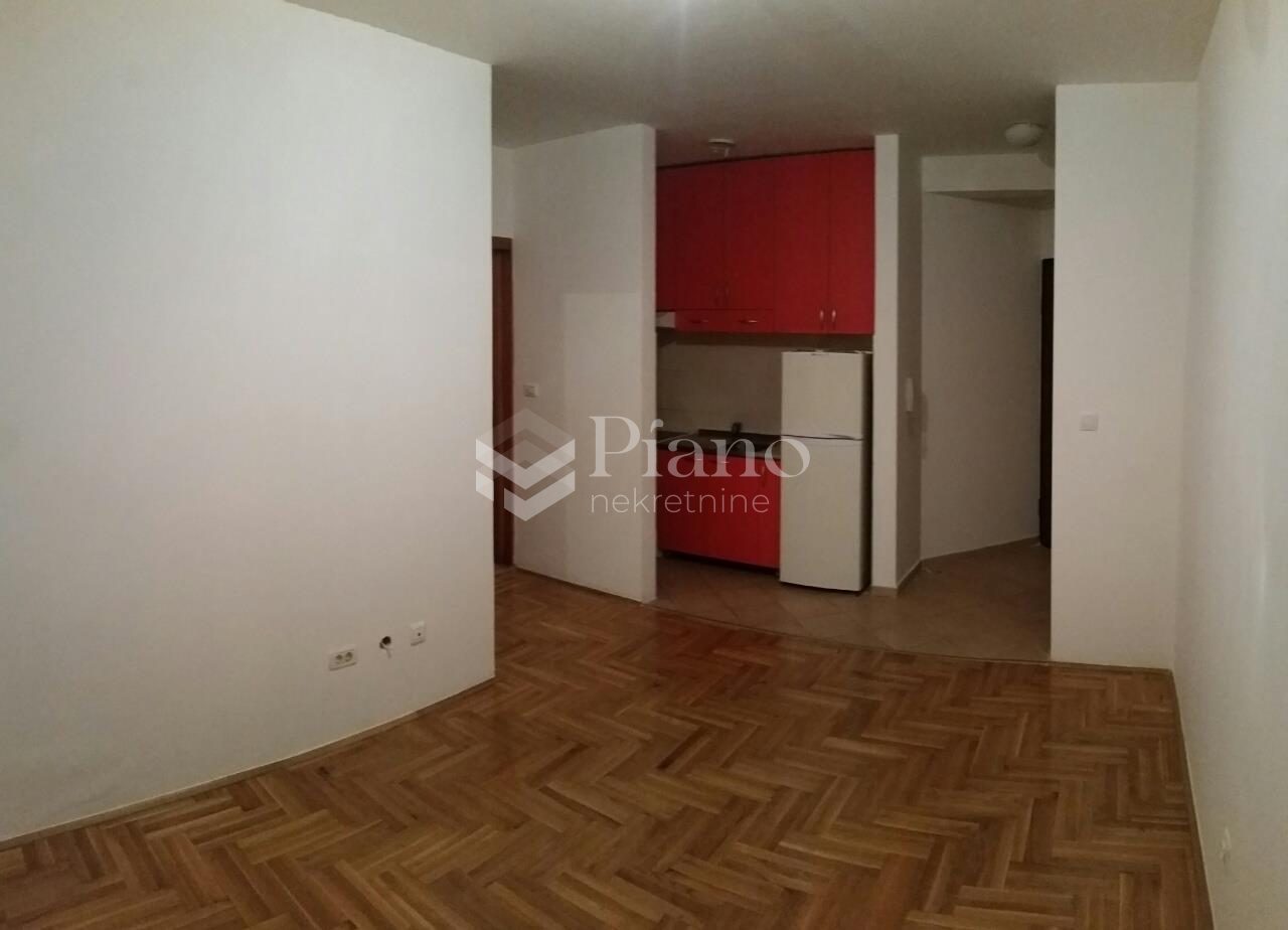 Jednosoban nenamješten stan u zgradi Normal 