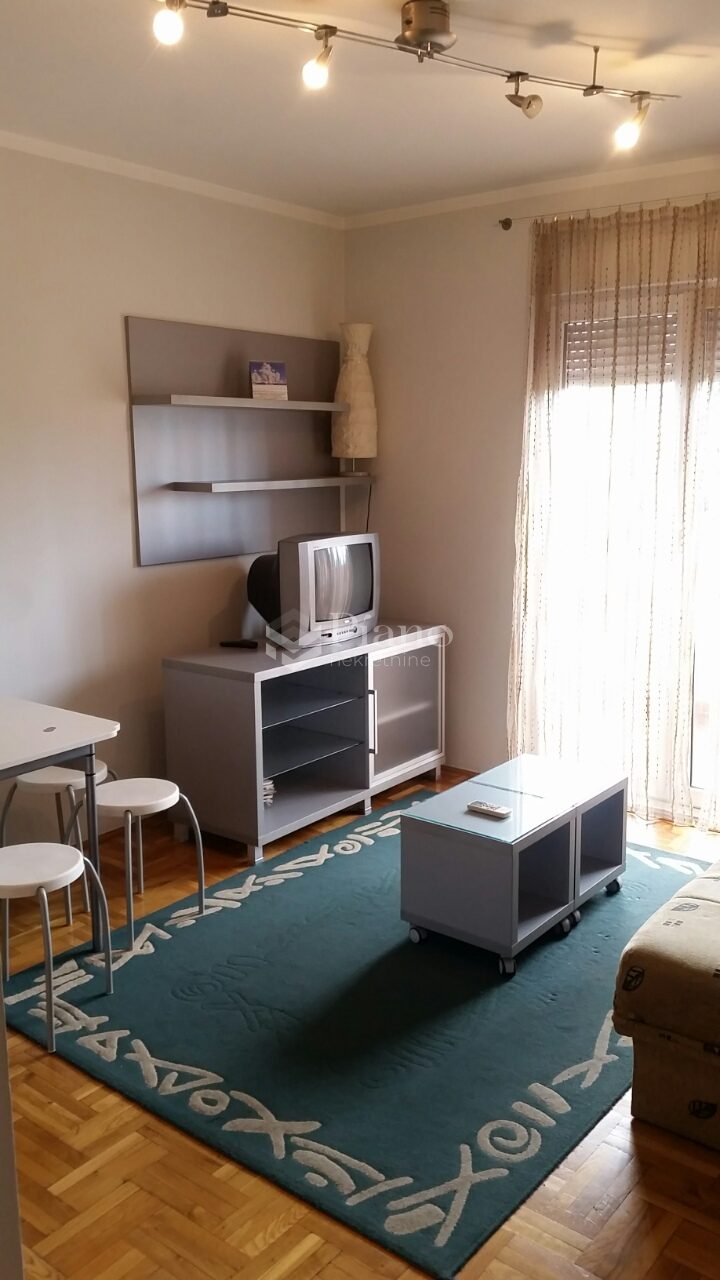 Namještena garsonjera u blizini Krivog mosta