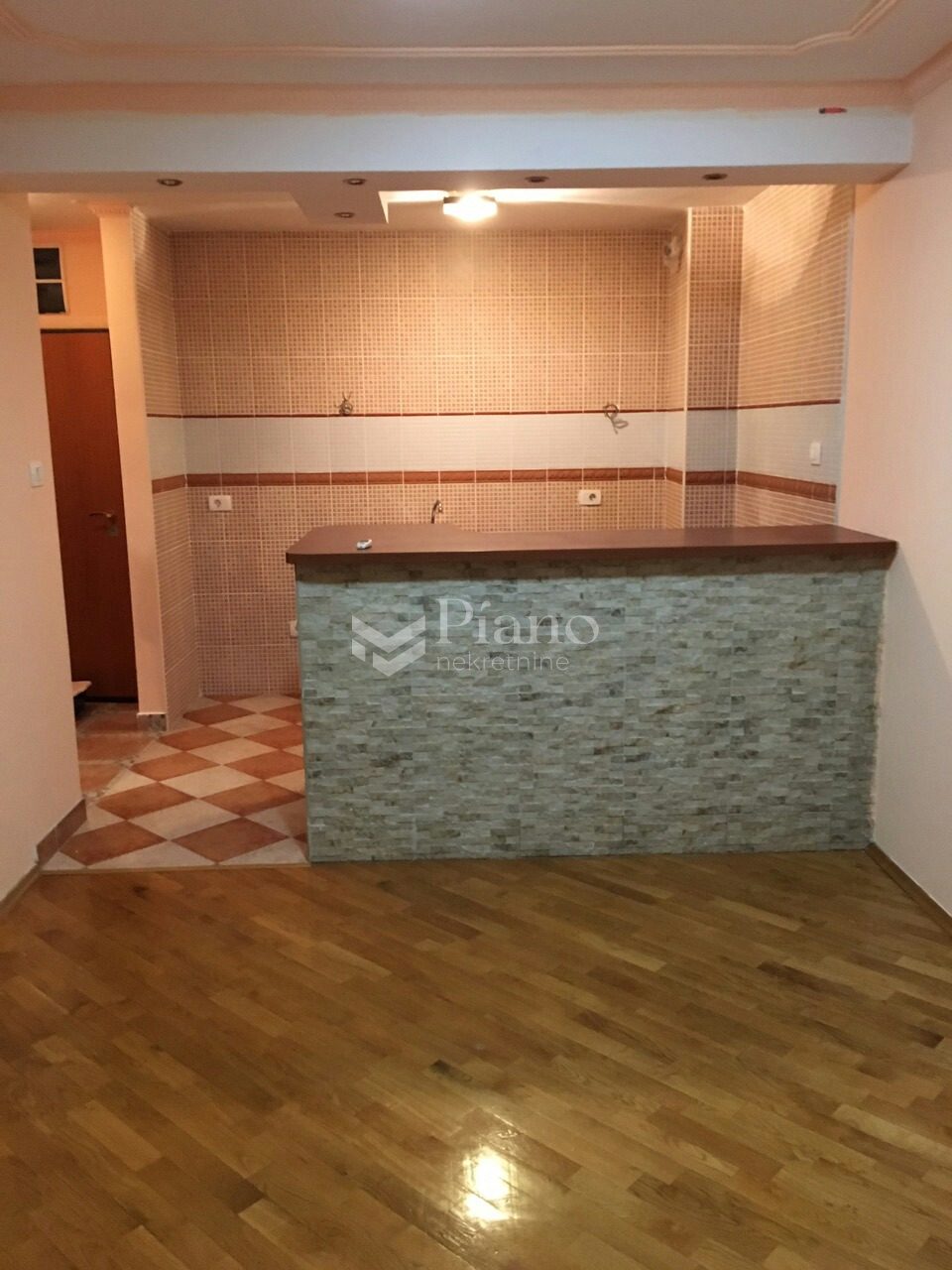 JEDNOSOBAN NENAMJEŠTEN STAN PORED DELTE