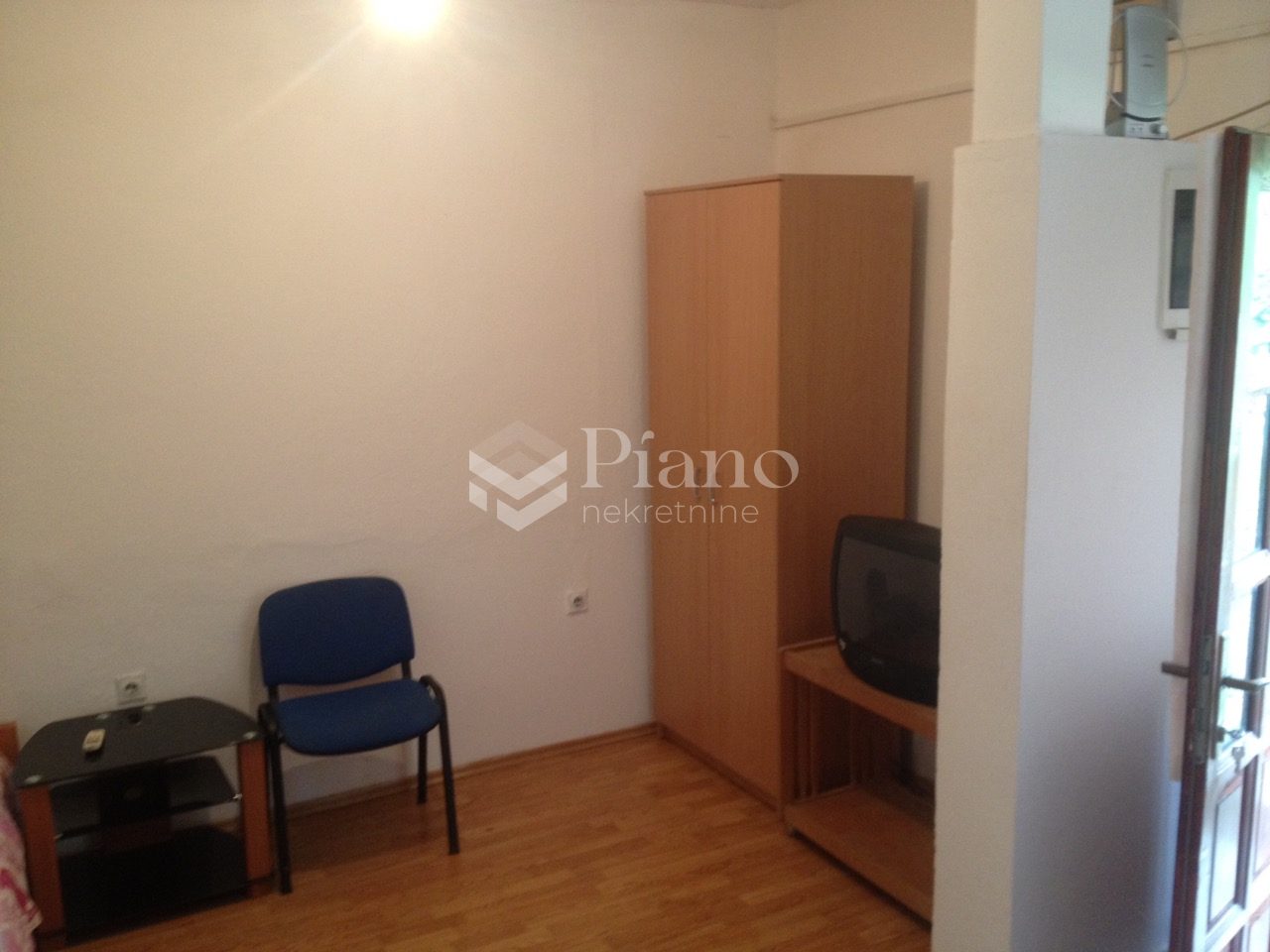 NAMJEŠTENA GARSONJERA, MOMIŠIĆI