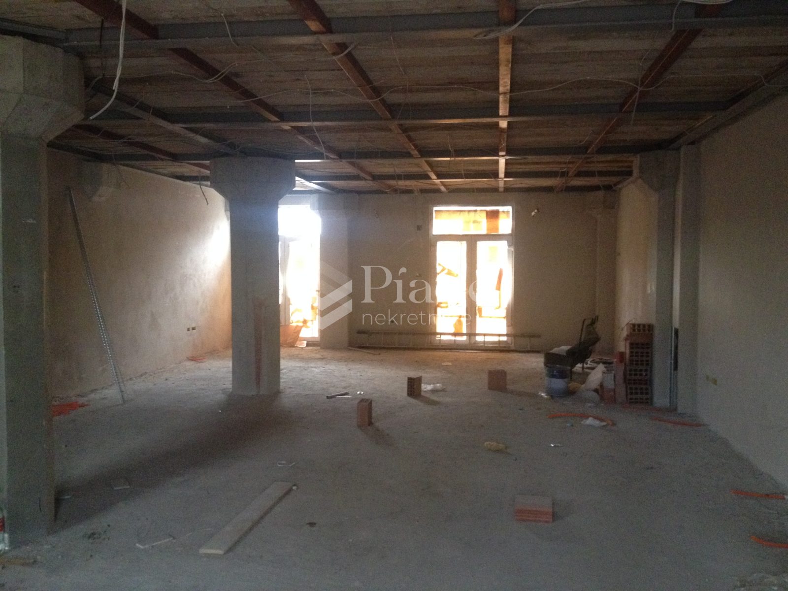 NENAMJEŠTEN POSLOVNI PROSTOR NA ZABJELU