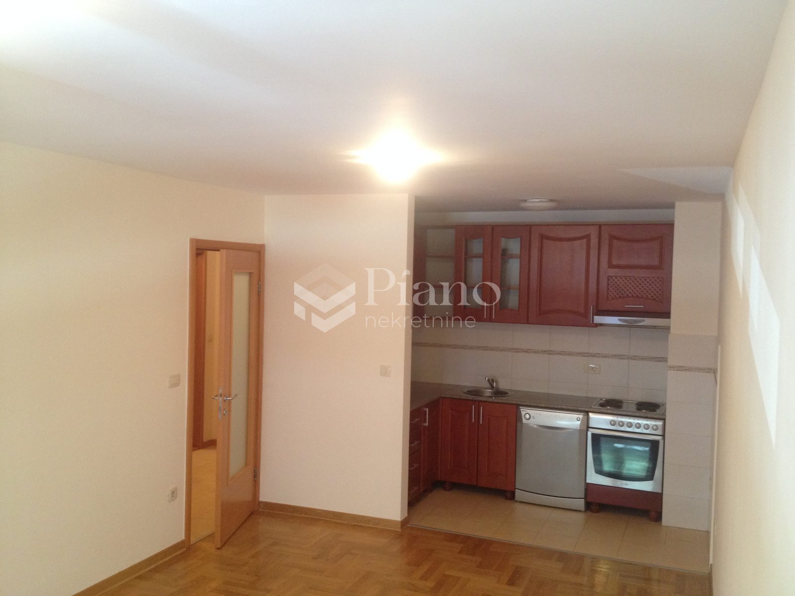 DVOSOBAN POLUNAMJEŠTEN STAN NA STAROM AERODROMU