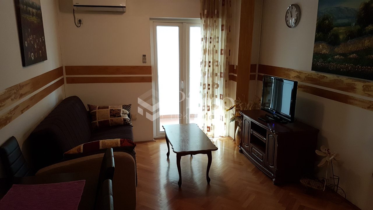 Jednosoban namješten stan na trgu Vektre