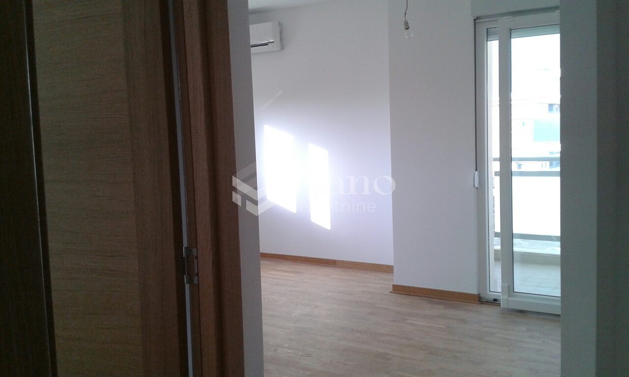 Jednosoban nenamješten stan u City kvartu