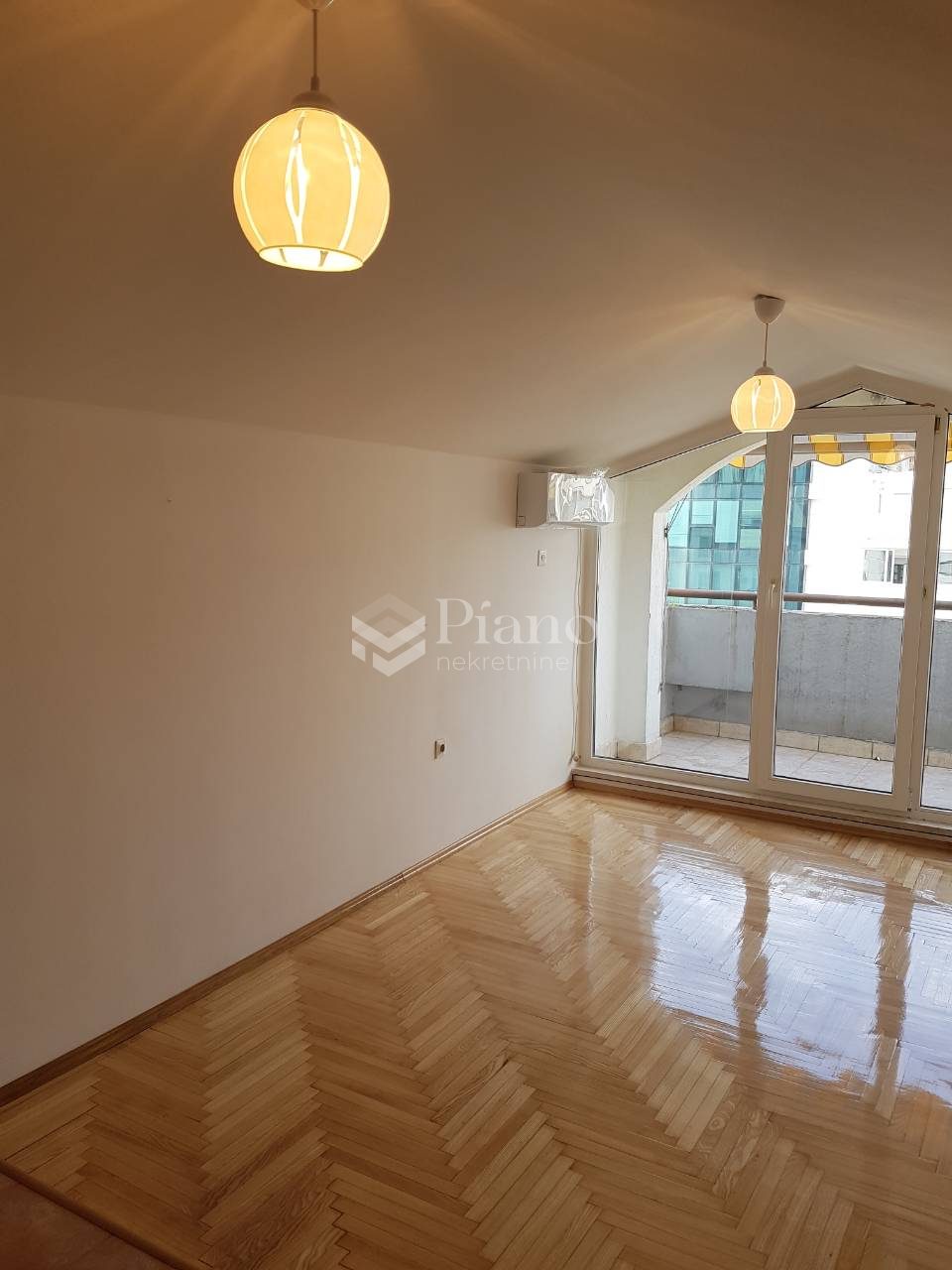 Nenamještena garsonjera Preko Morače